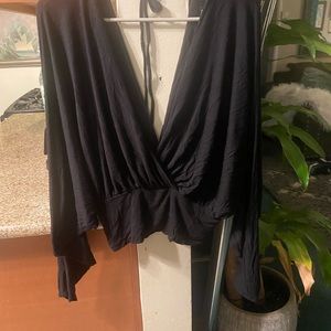 GENTLY WORN —> Black cropped long sleeve surplice top